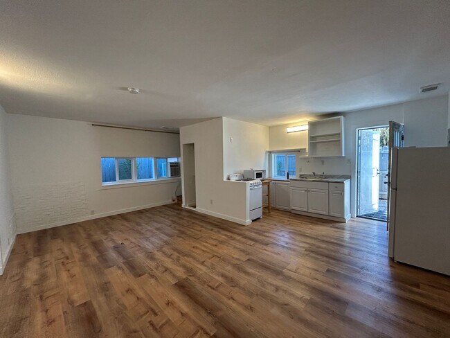 Building Photo - Newly Remodled Studio in Downtown Redmond