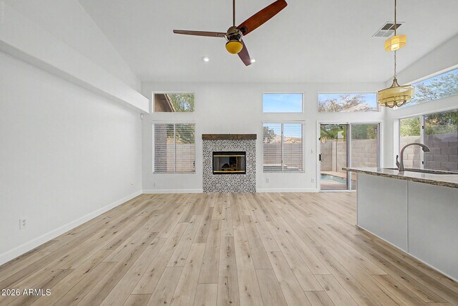Building Photo - 1220 E Briarwood Terrace