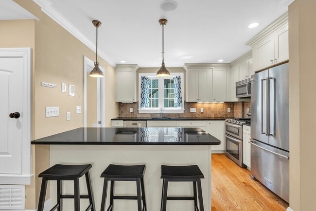 Building Photo - 83 Dresser St