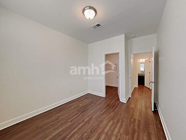 Building Photo - 4511 Tarpon Dr