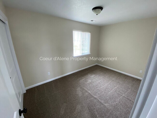 Building Photo - 3 bed, 2.5 bath house in The Landings