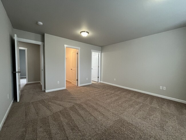 Building Photo - Well-Appointed 4BR/2.5BA Home with Spacious Living Areas & Modern Kitchen