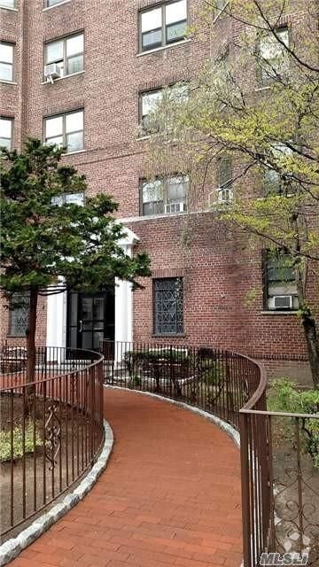 Building Photo - 61-41 Saunders St, B49