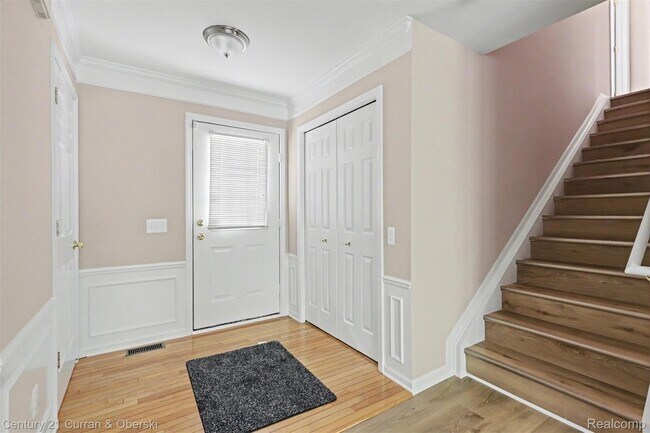 Building Photo - 7055 Oakridge Dr