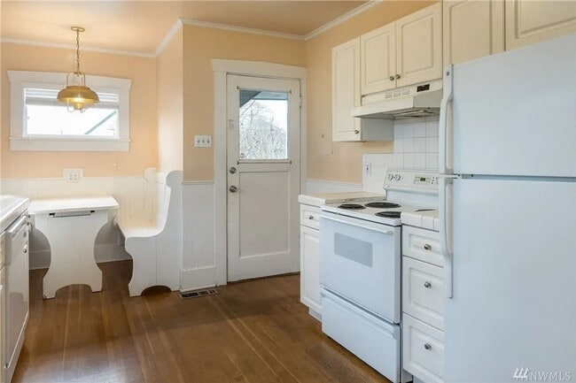 Building Photo - Charming 1BR/1BA Main Floor View Unit in D...