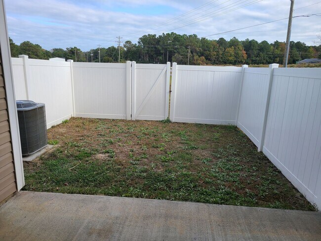 Building Photo - 2 Bedroom, 2.5 Bath Townhouse located in S...