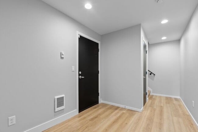 Building Photo - Newly Built Air-Conditioned Luxury Townhome in Highly Desired Admiral