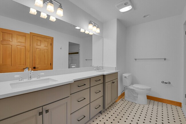 Building Photo - 556 Ridgeside Dr