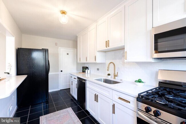 Building Photo - 130 Dumbarton Rd