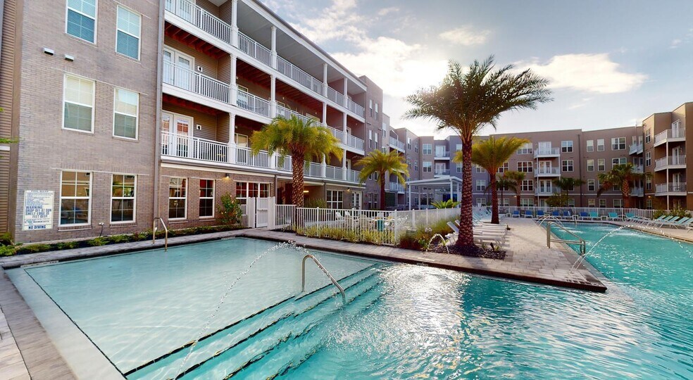 Building Photo - 5885 Lakehurst Dr