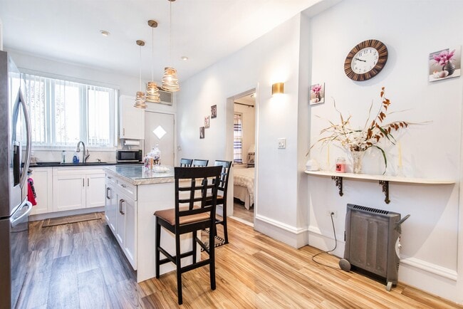 Building Photo - 606 59th St