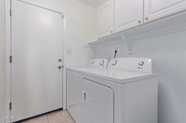 Building Photo - 208 E Devon Dr