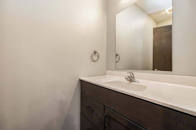 Building Photo - Spacious Townhome In The Kingston Neighborhood