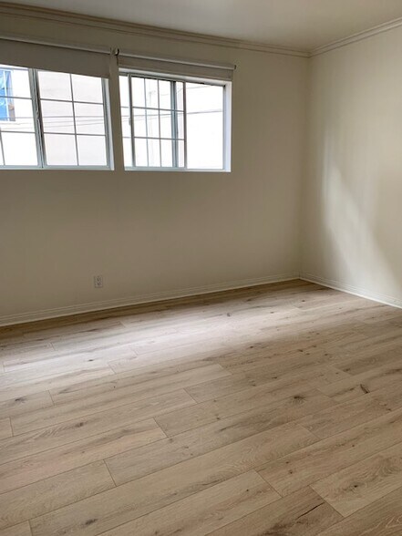 Building Photo - 335 N Oakhurst Dr