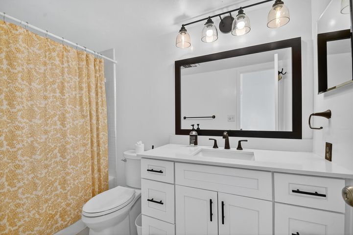 Building Photo - 1000 Lowry St