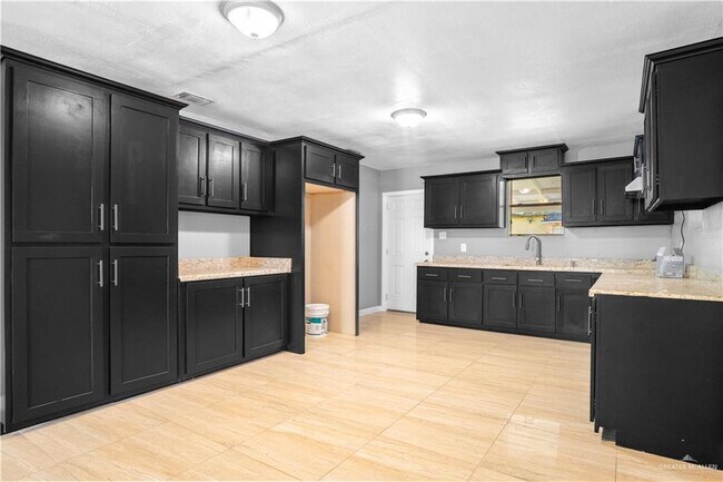 Building Photo - 7 Raul Gonzalez Dr