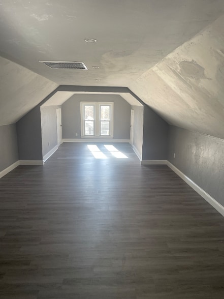 Building Photo - 118 N Main St