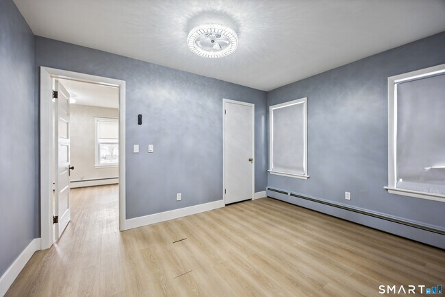 Building Photo - 87 Putnam St