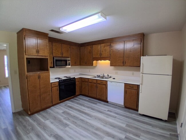 Building Photo - 2 Bedroom Duplexes Near Moody
