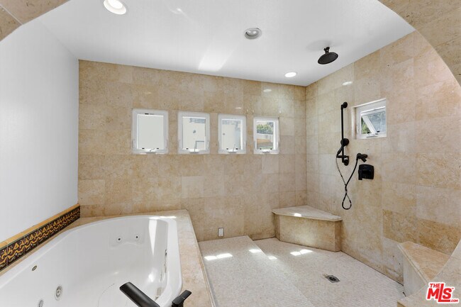 Building Photo - 537 N Poinsettia Pl