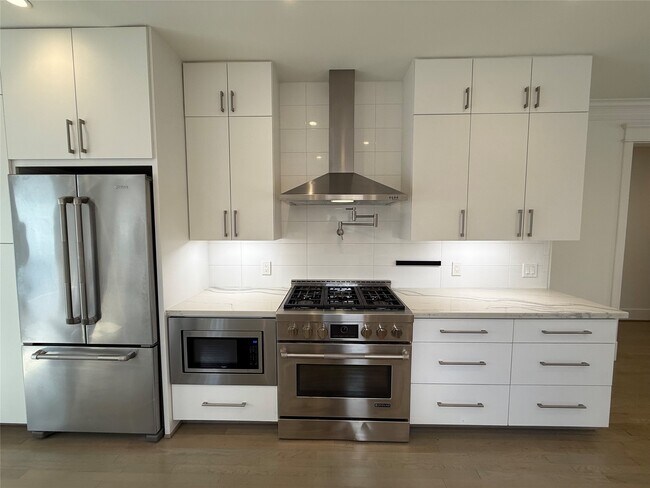 Building Photo - 804 Omar St