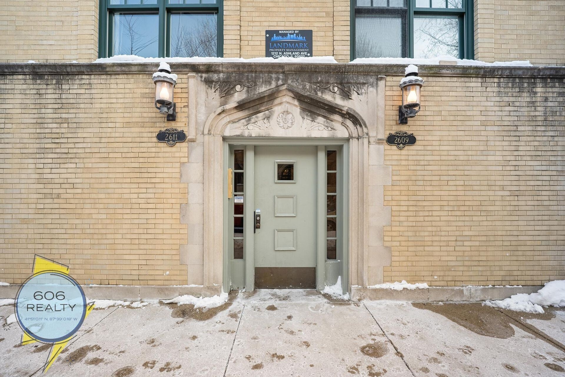 Building Photo - 824 W Wrightwood Ave