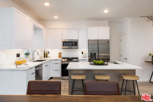 Building Photo - 846 N Alta Vista Blvd