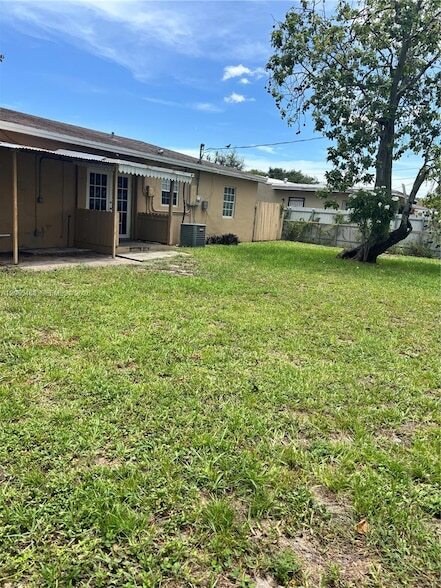 Building Photo - 8924 NW 35th Ct