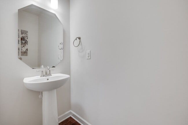 Building Photo - Gorgeous 4 bed 3.5 bath French country hom...