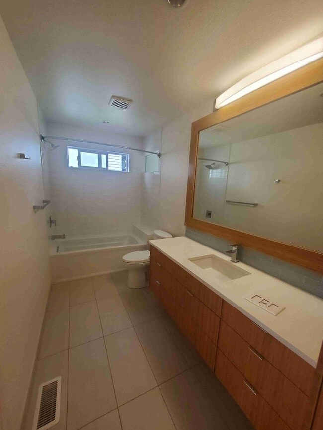 Building Photo - Prime Wallingford location 4 bed, 3 bath w...
