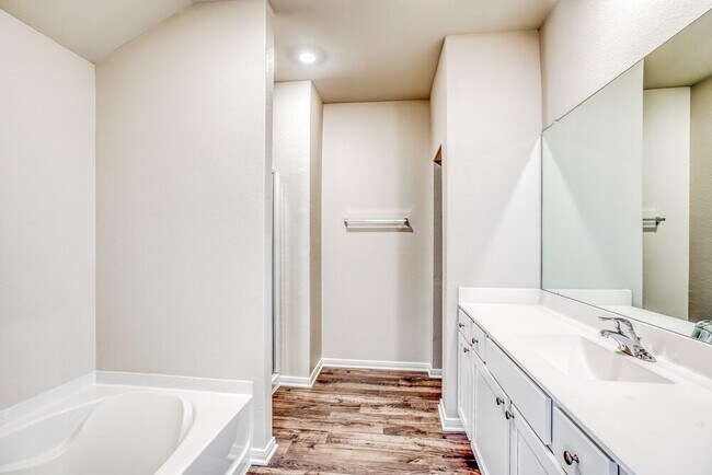 Building Photo - 400 Lynn Lotus Dr