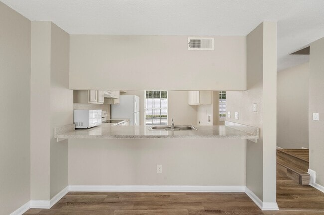 Building Photo - Beautiful Temple Terrace Townhome!