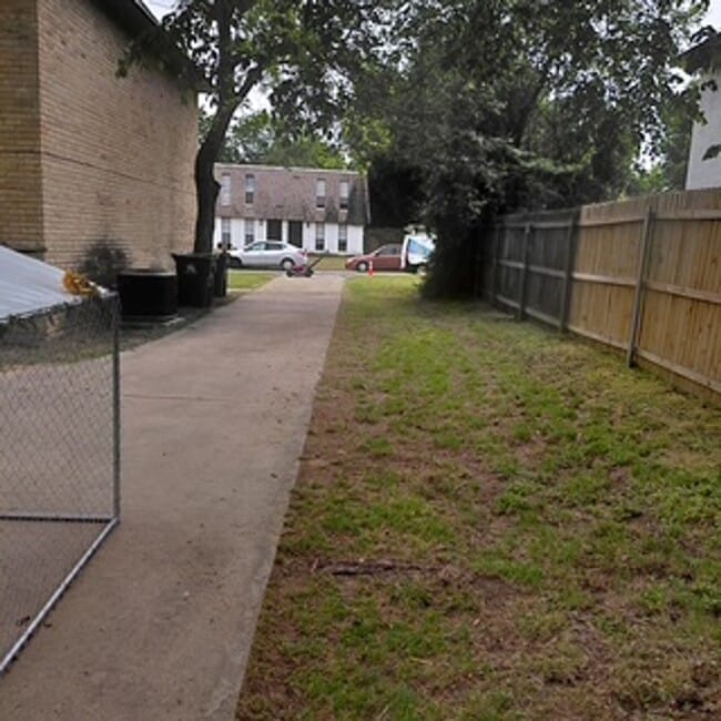 Building Photo - 2BD/1BA | Large Yard | Large Pets Welcome!