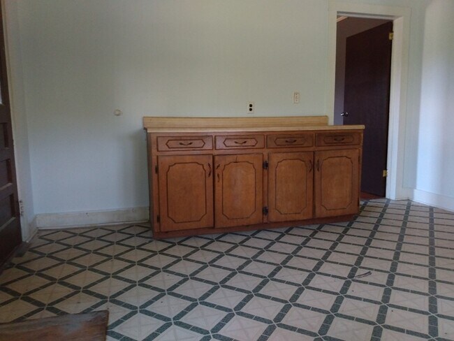 Building Photo - 2 Bedroom 1 Bathroom