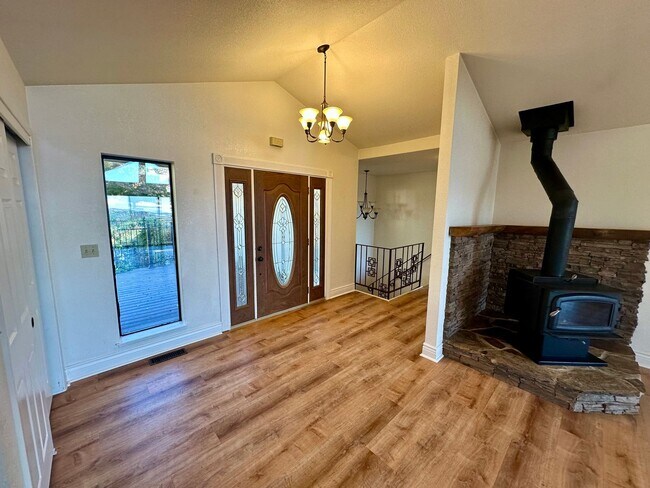 Building Photo - Beautiful 4-Bedroom Home with Stunning Vie...