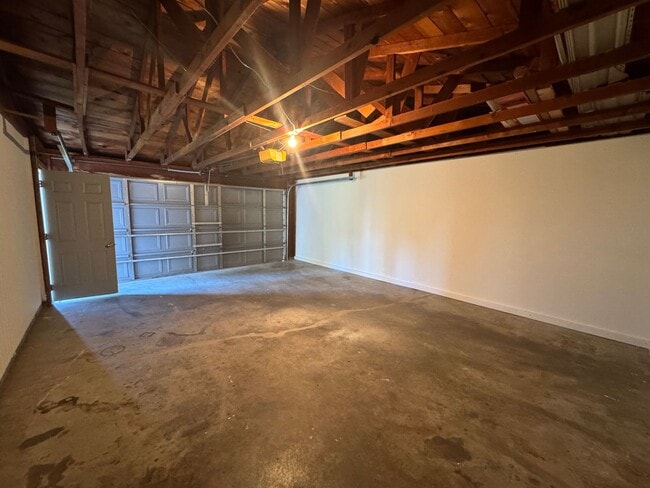Building Photo - 3 Bedroom Home