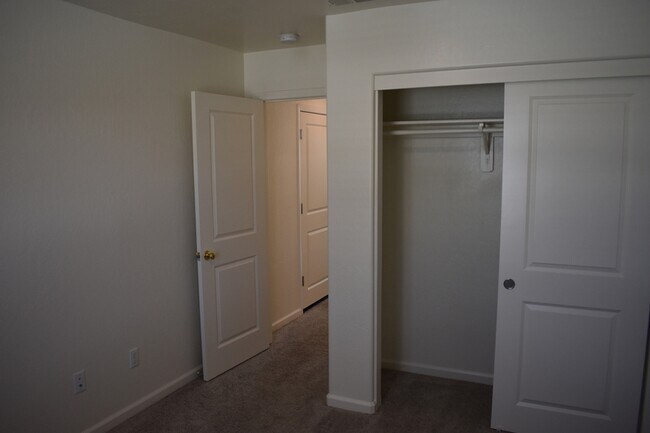Building Photo - 698 Jessie Dr