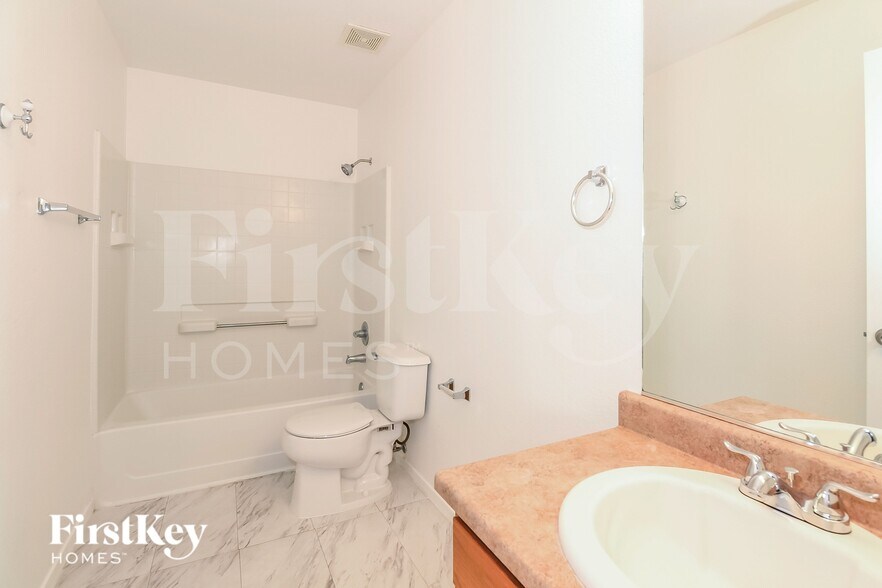 Building Photo - 8470 N Placita De La Manzana