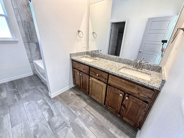 Building Photo - 722 Freedom Cir