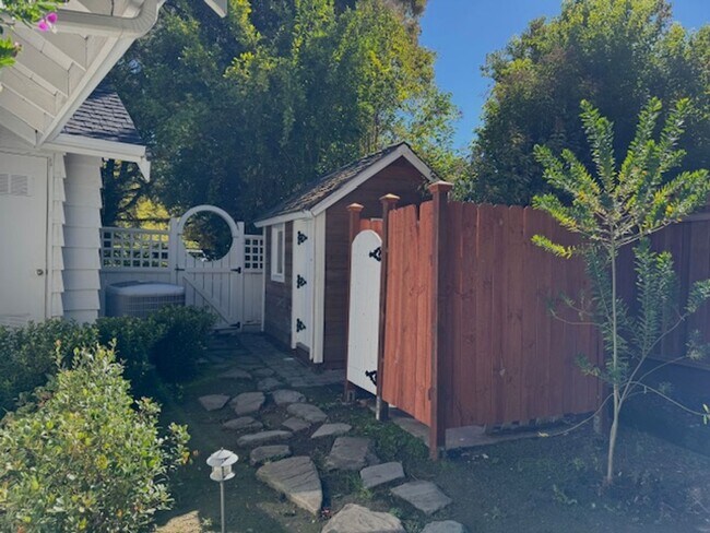 Building Photo - Gorgeous 5 bedroom, 4.5 bath, Westside Dan...