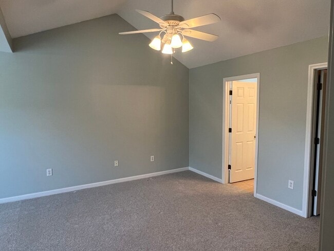 Building Photo - Beautiful Lake Side Location! Lake Linden ...