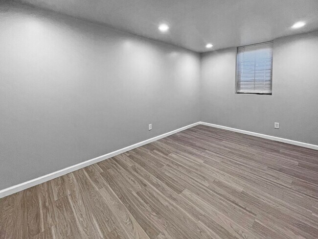 Building Photo - 2 BED, 1 BATH GARDEN LEVEL CONDO NEAR SLOA...