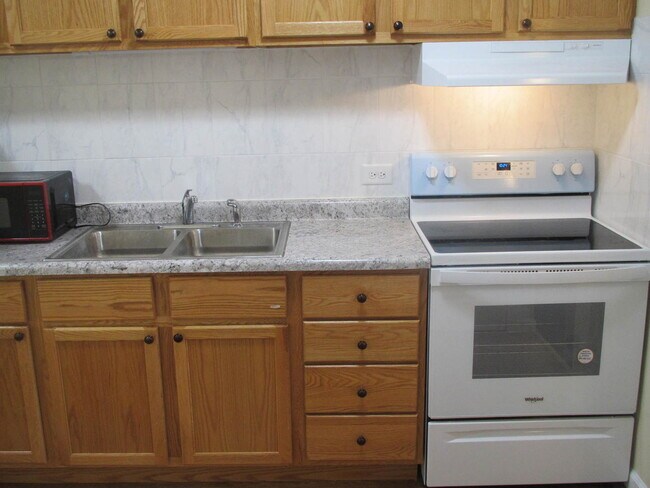 Building Photo - 772 E 5th Ct