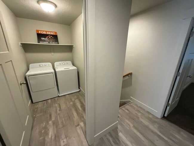 Building Photo - 2 bedroom 2 1/2 bath Townhouse 2 car garage.