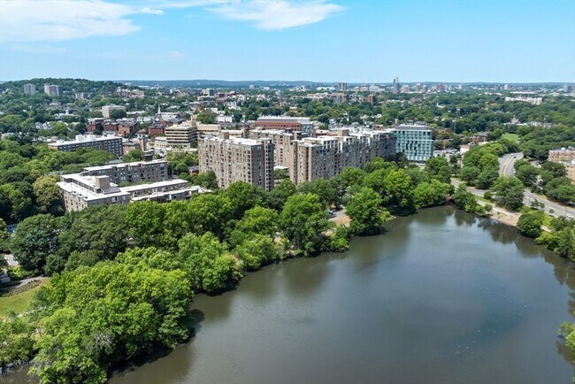 Building Photo - 33 Pond Ave