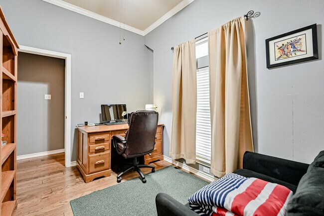 Building Photo - 1705 Fairfax Dr