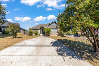 Building Photo - 2504 Saulsbury Dr
