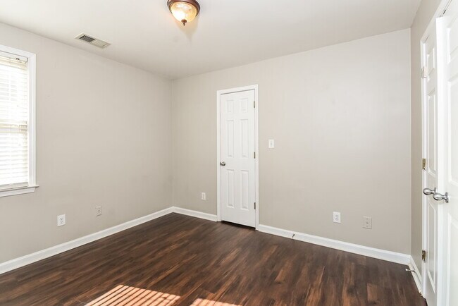 Building Photo - 214 Elmbrook Ln