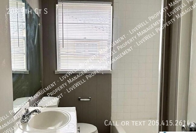 Building Photo - 208 9th Ct S