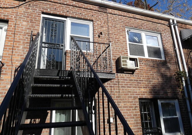 Building Photo - "Spacious 3-Bedroom Gem with Granite Accen...